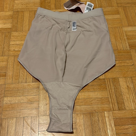 Leonisa - Picture 8 of 12